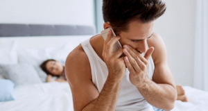 Nečekané překvapení pro opraváře . Ženatý muž si dal opravit mobil, opraváři tam nechal tajný vzkaz a úplatek