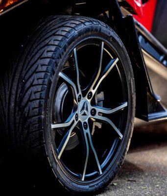 – Historie a vývoj automobilů od prvního vozu až po dnešek