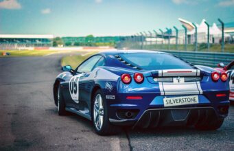 Průvodce moderními technologiemi v automobilovém průmyslu: Co vám neřeknou prodejci aut