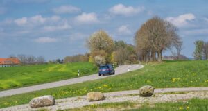 – Historie automobilů: od prvních vozidel po moderní technologii