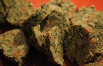 Šípková omáčka s vepřovým masem a knedlíkem