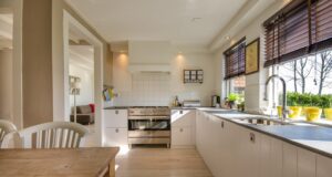 Tradiční české knedlíky s vepřovým masem a zelím