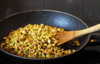 Tradiční český vepřový knedlík s kváskem a zelím