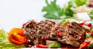 Sezónní inspirace: recepty na jarní zeleninové saláty