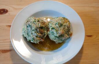 Bramborový guláš s knedlíky: Tradiční chuť České kuchyně