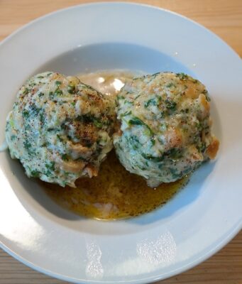 Bramborový guláš s knedlíky: Tradiční chuť České kuchyně