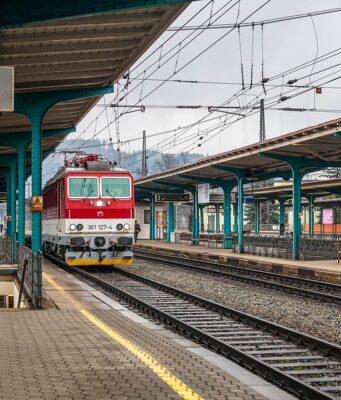 Domácí tradiční česká svíčková s karlovarskými knedlíky